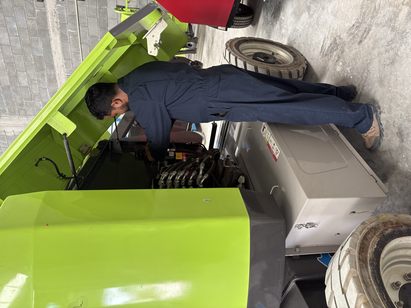 Técnico realizando mantenimiento a maquinaria